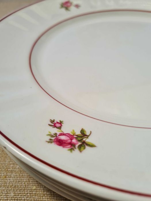 Conjunto de quatro pratos de refeição - vintage