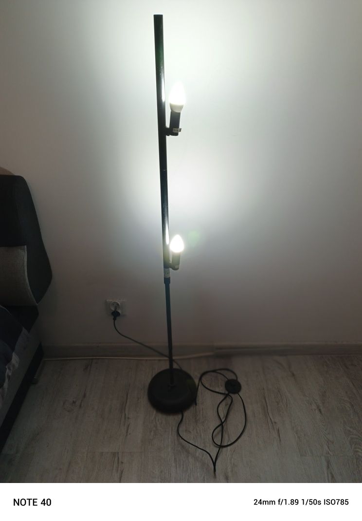 Duża lampka podłogowa