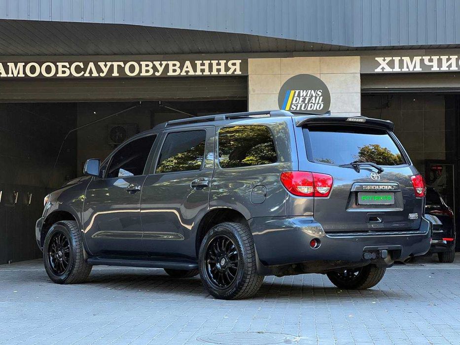 Toyota Sequoia 2016