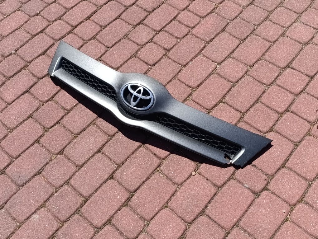Maskownica atrapa zderzak przedni Toyota Corolla Verso AR10