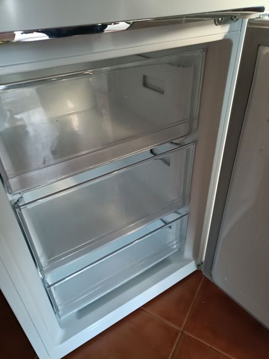 Combinado LG com apenas 1 ano de uso. Ainda com mais um ano de garanti