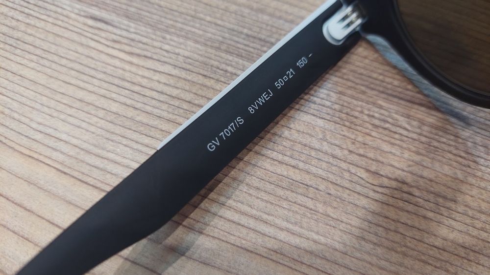 Яскраві і округлі сонцезахисні окуляри  GV7017/S 8VWEJ Givenchy!