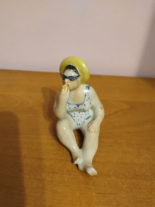 Статуэтка Пляжница