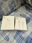 Nowa ładowarka wraz z nowym kablem firmy Apple do telefonu IPhone