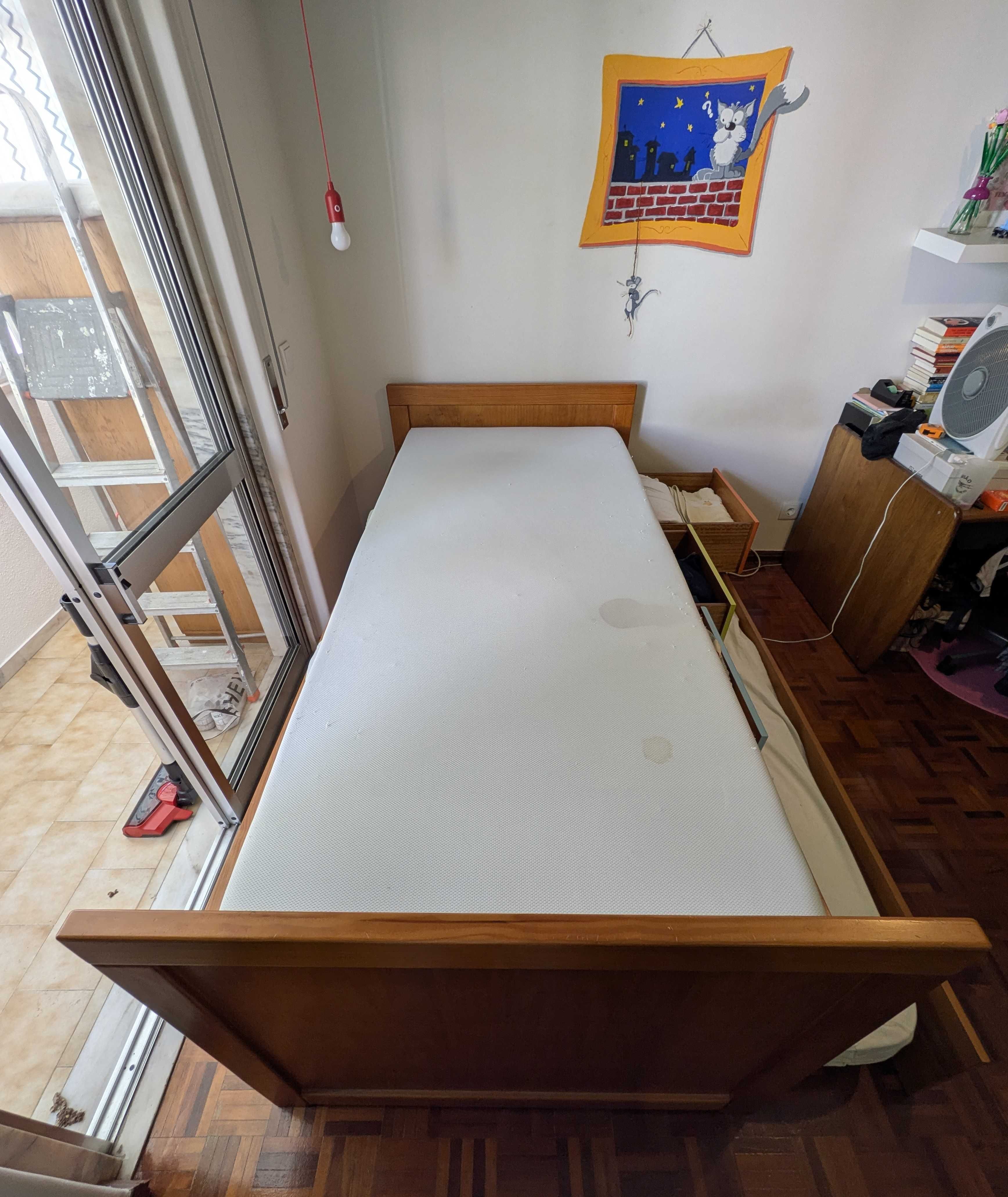 Cama e 2 Colchões