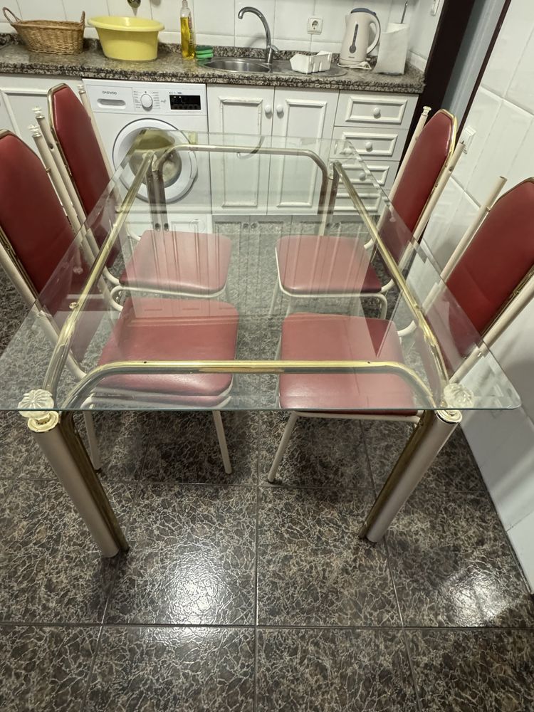 Vendo mesa com 6 cadeiras