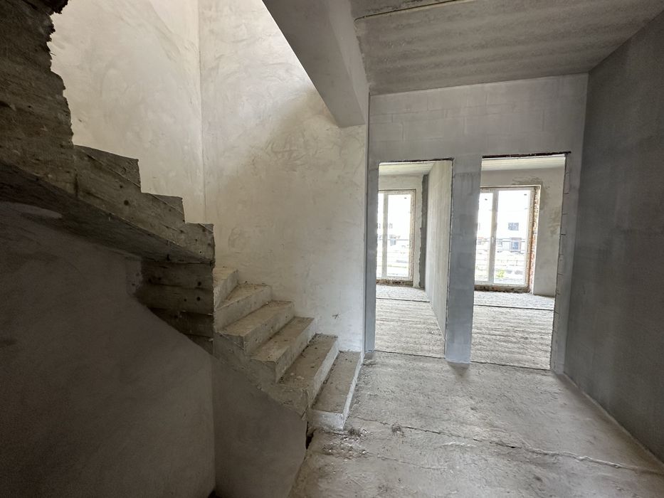 Таунхаус 140м2 з великим балконом і двома терасами на даху Крихівці