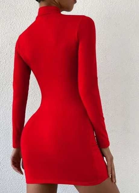 Jednolita obcisła czerwona sukienka zabudowany dekolt