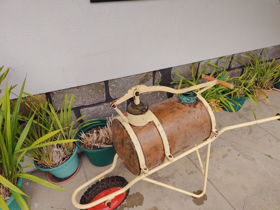 Pulverizador Antigo com Rodas – Raro / Decorativo / Colecionismo

Vend