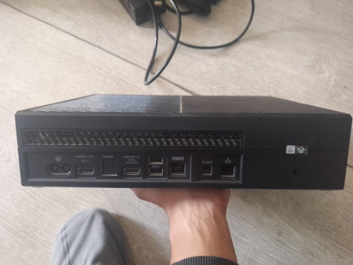 Продам xbox one  1tb