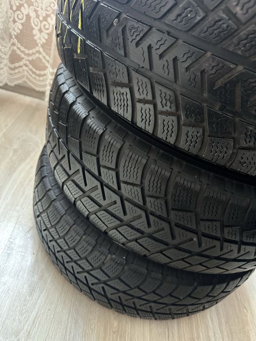 Зимова резина 215/65R16