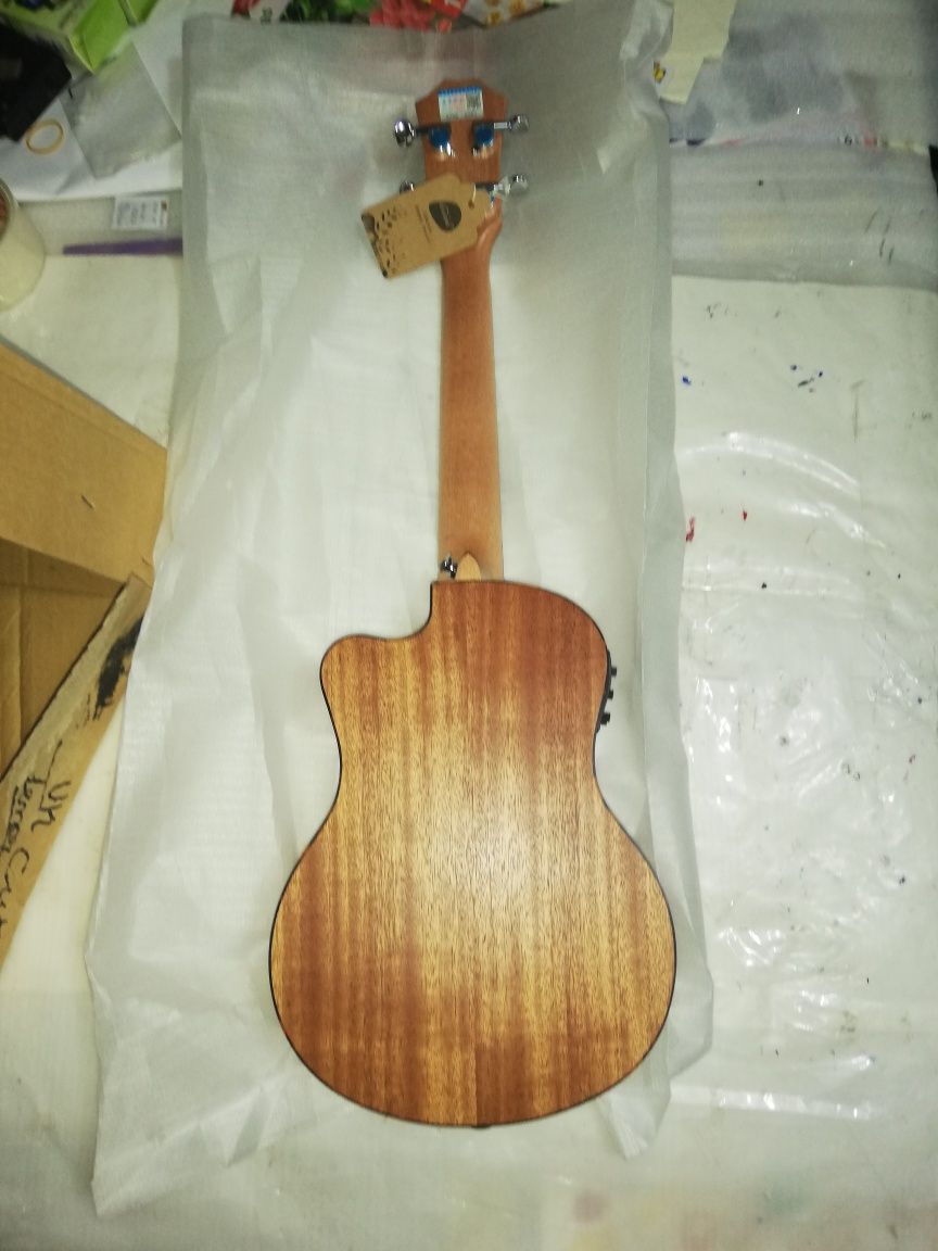 Ukulele tenor cutaway elétrico