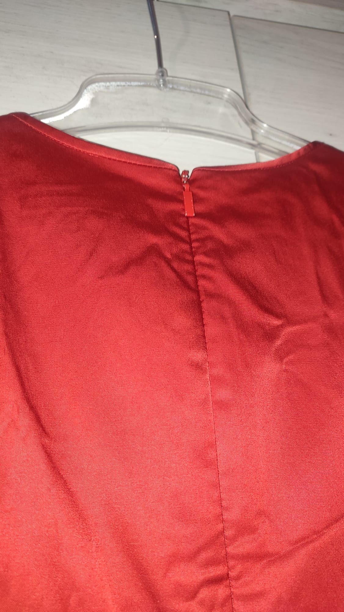 Ołówkowa sukienka Hugo Boss 38 czerwona.
Stan idealny. Szerokość pod p