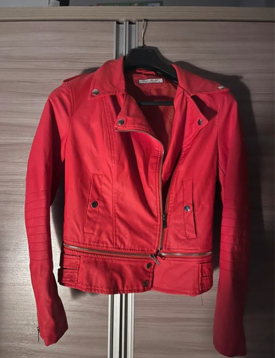 czerwona kurtka skórzana