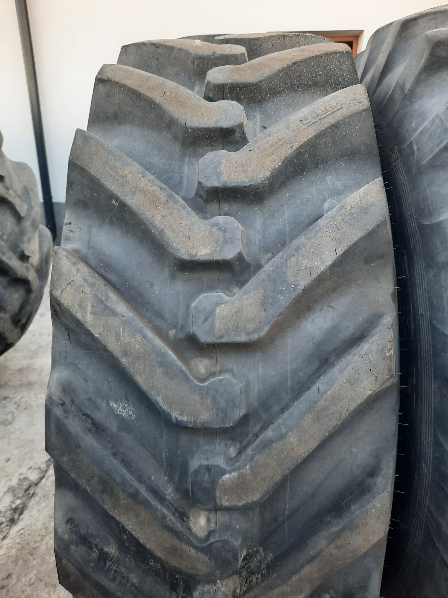 Opony 16.9-28 (440/80-28) Michelin OZKA