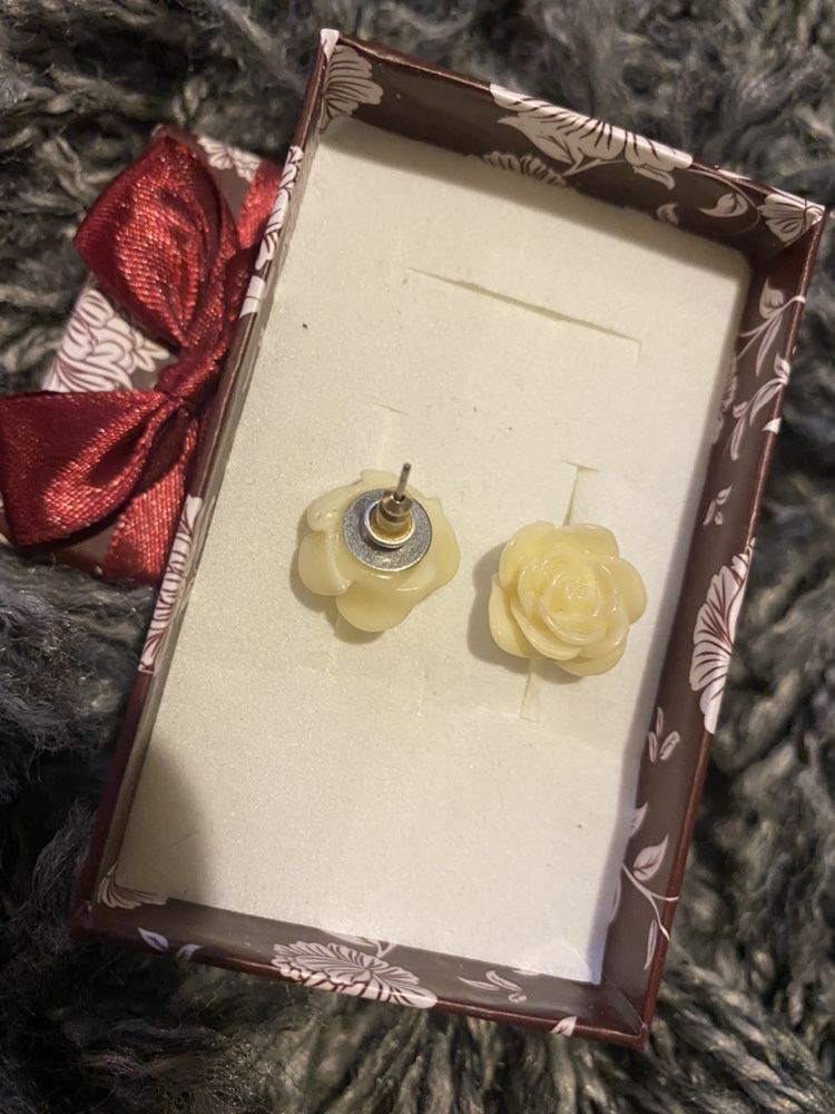 Kolczyki wkręty kokardki róże perełki puchate pióropusze