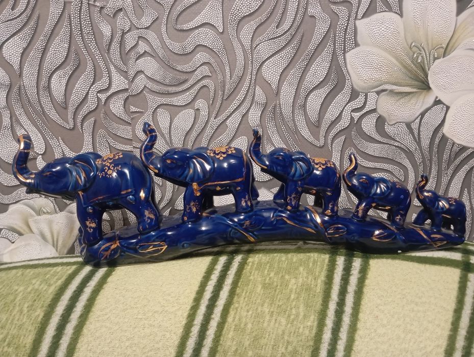 Шикарные заварники  и два набора слонов цена разная