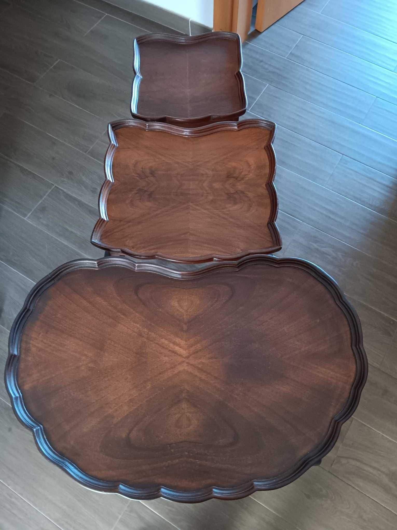 Mesa em Nogueira estilo "Chippendale" de finais dos anos 70