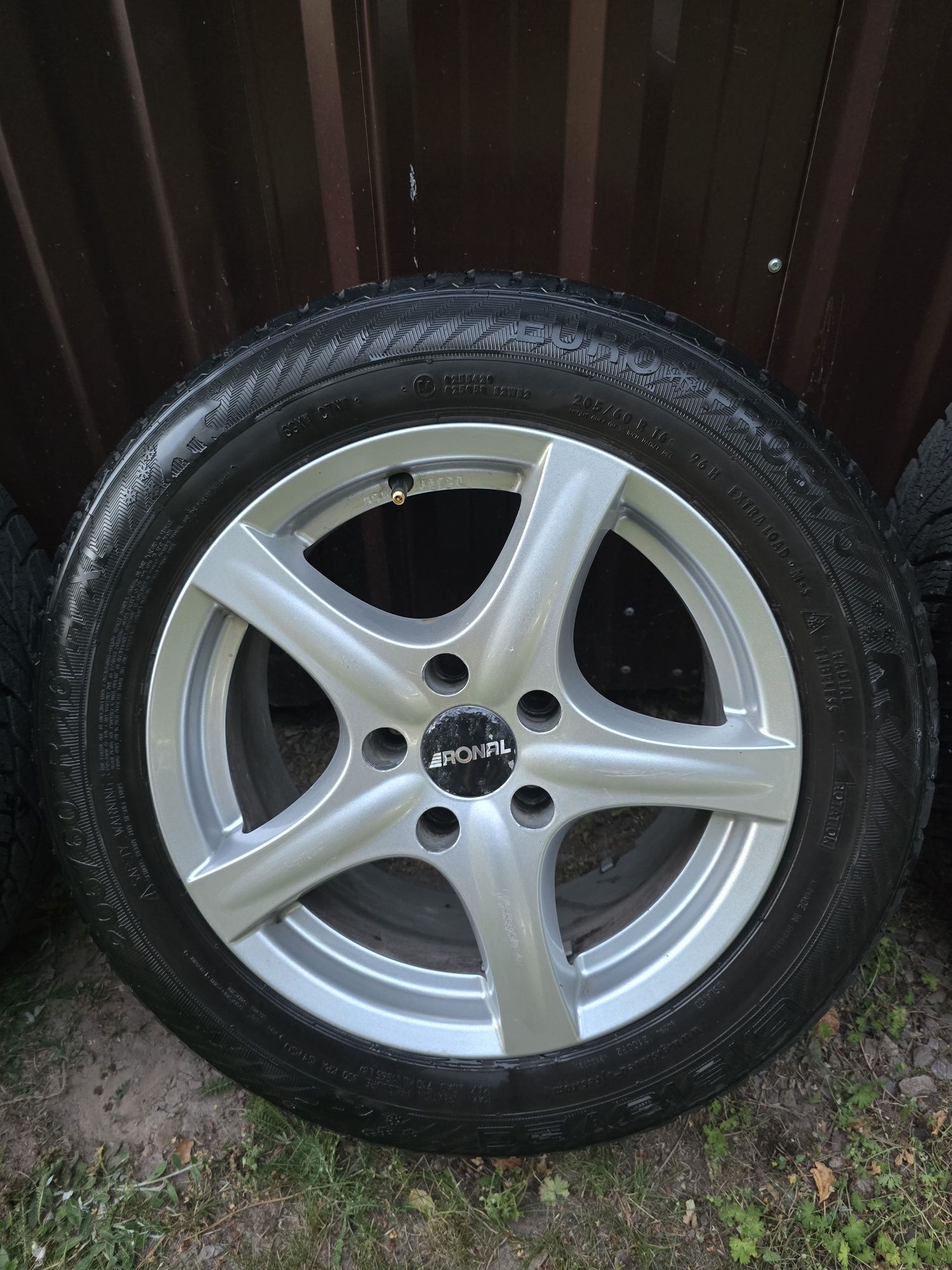 Koła 16 5x 114.3 z oponami zimowymi 205x60R16