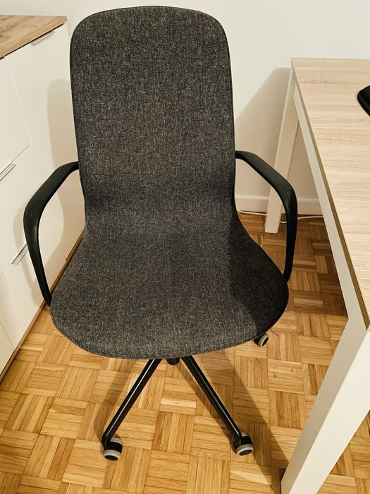 Fotel biurowy Ikea z podłokietnikami i kółkami