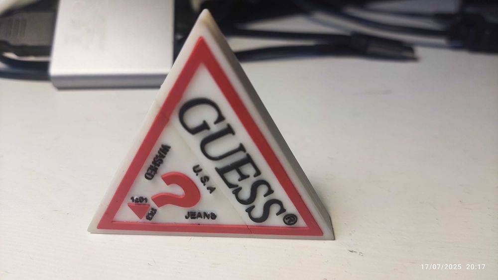 Stylowy Pendrive 3.7 GB firmy Guess - bądź modny