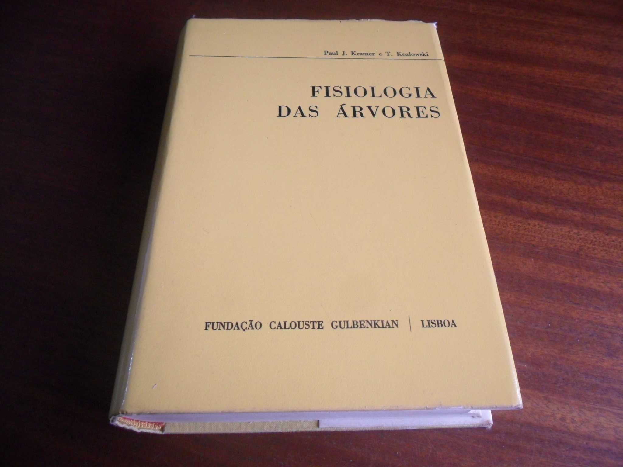 "Fisiologia das Árvores" de Paul J. Kramer e Theodore T. Kozlowski