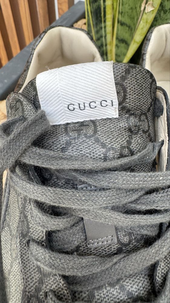 Sapatilhas Gucci Rhyton Sneaker em GG Supreme preto/cinza