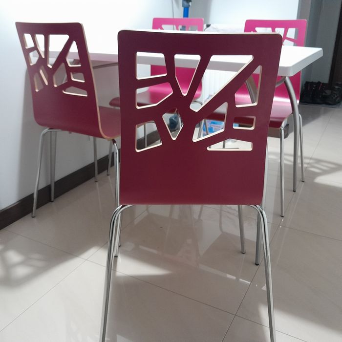 4 krzesła ze sklejki pokryte odpornym laminatem fuksja