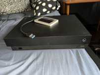 Xbox One X - Bez kontrolera