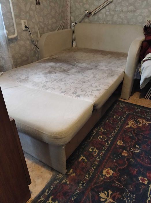 продам старый диван недорого