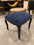 Suporte pés banqueta em madeira com estofo azul vintage antigo