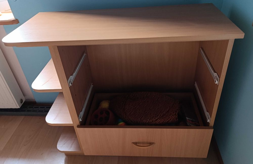 Komoda z półkami do pokoju dziecięcego