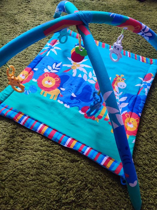 Ігровий коврик з іграшками