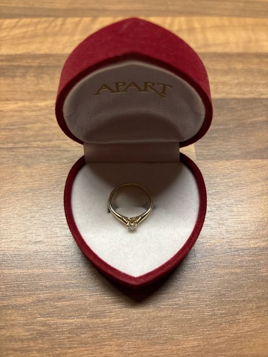 Pierścionek zareczynowy APART z brylantem