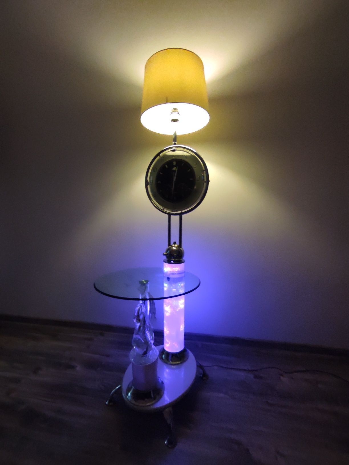 Lampa nocna z zegarem i stolikiem szklanym