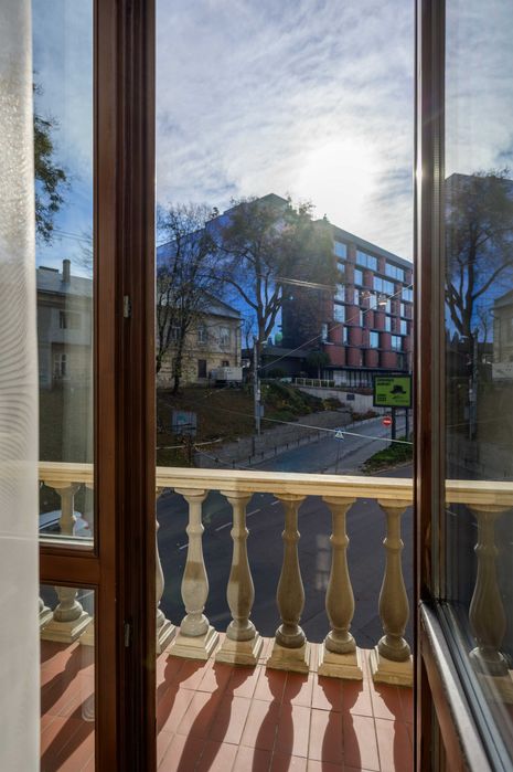 Оренда просторої 2к в історичному центрі.