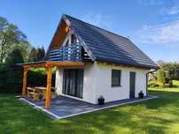 Biały Domek nad jeziorem Serwy z własną linią brzegową