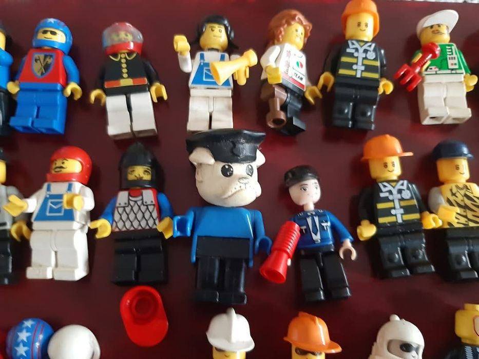 Conjunto de 20 Minifugures da Lego, 1 Fabuland Figura Bulldog
e vários