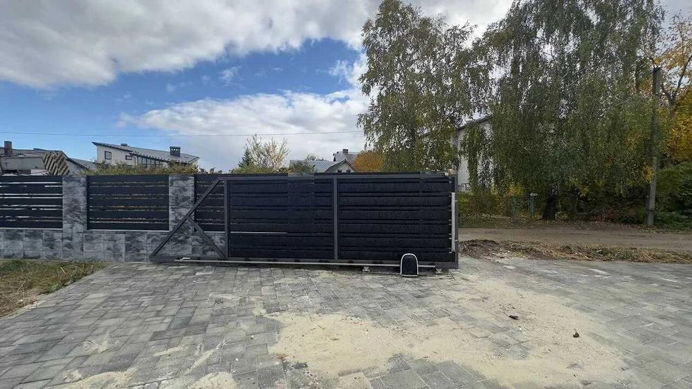 Зданий будинок поруч з містом