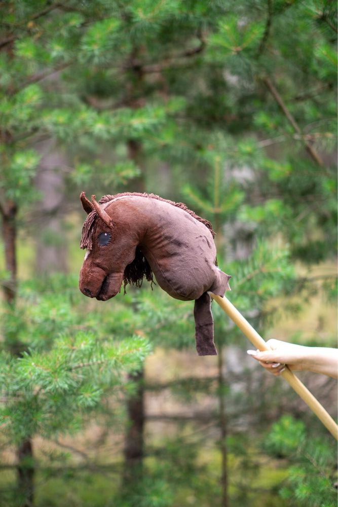 Hobby horse koń na kiju brązowy kasztan rudy łaciaty hob