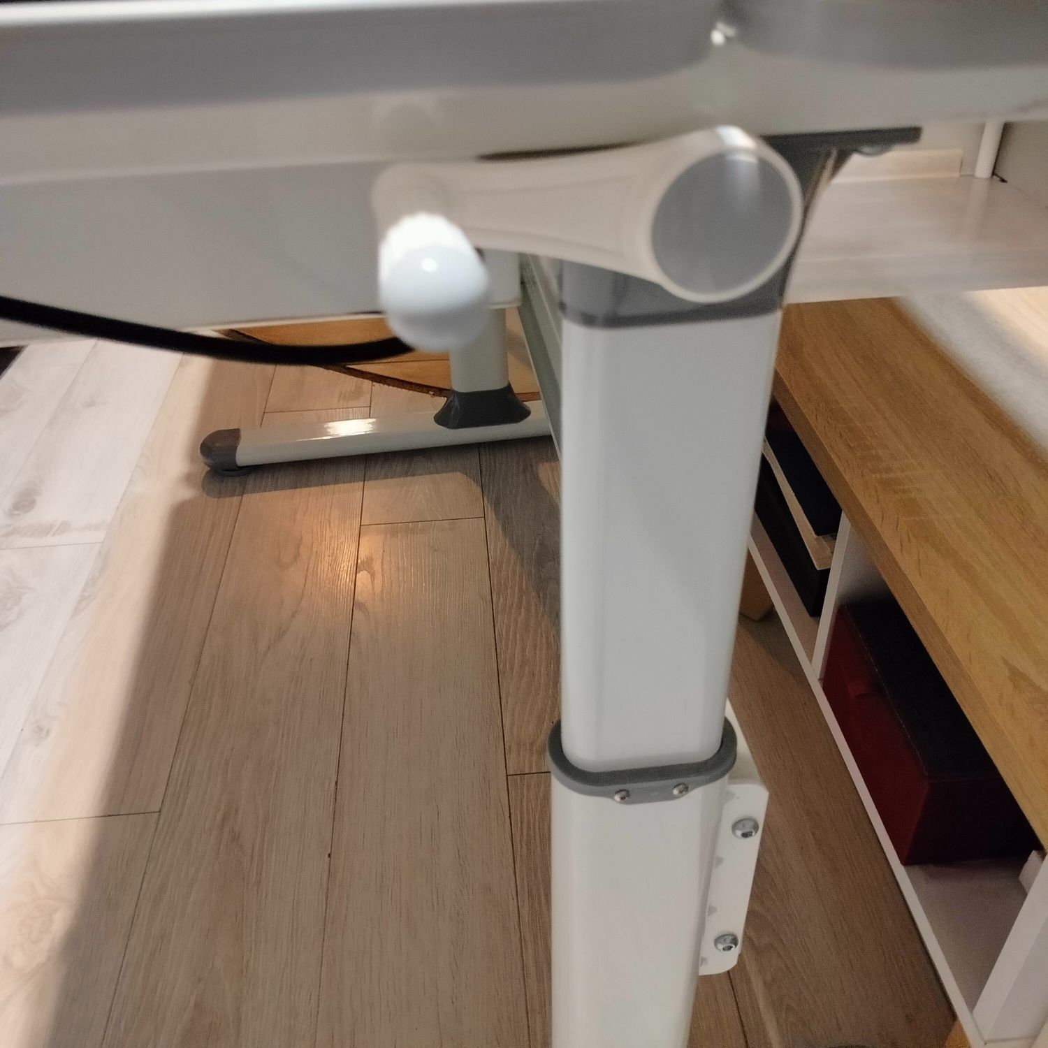 Biurko cubby jak nowe z regulowaną wysokością