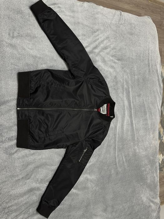 Продам бомбер Levis осінній