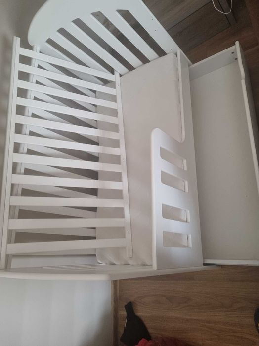 Łóżeczko dla dziecka z funkcją tapczanika plus materac