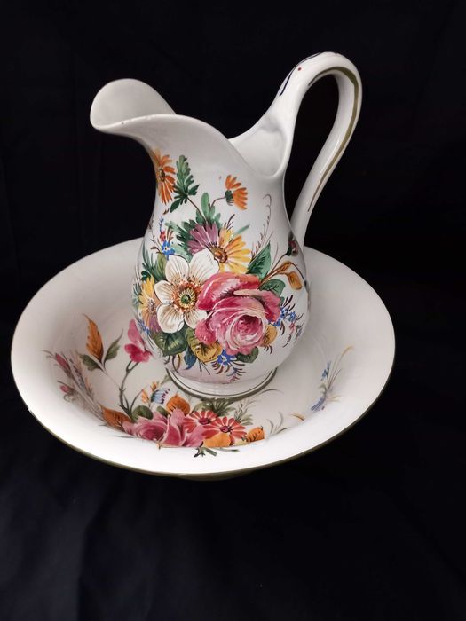Jarro italiano vintage com bacia em porcelana com decoração floral.