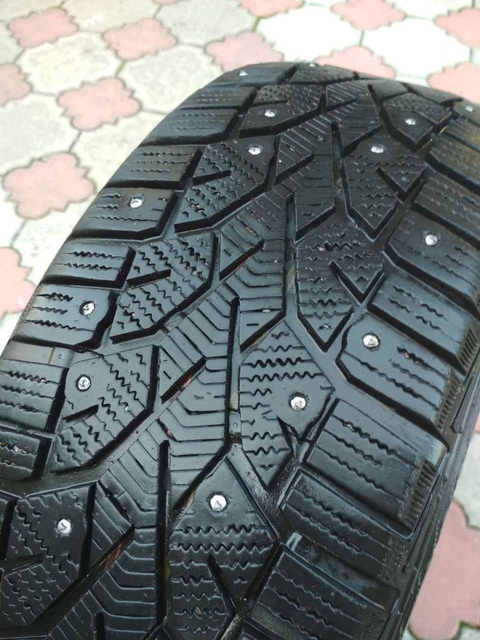 Зимові шиповані шини 185/60 R15 88T XL Gislaved