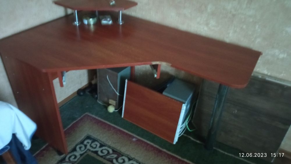 Продається  комп'ютерний стіл