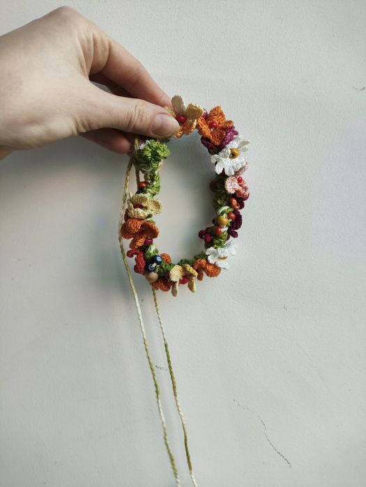 В'язаний обруч з квітами