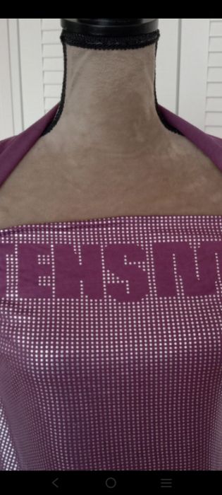 Fioletowa błyszcząca bluzka damska dekolt woda.