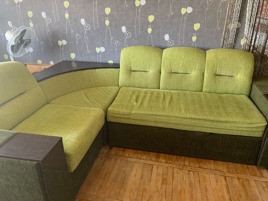 Диван. Потребує обтягнення.