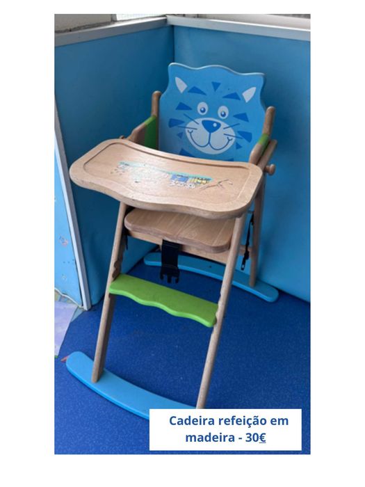 Cadeira de refeição infantil em madeira.